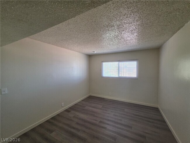 Building Photo - 615 S Royal Crest Cir