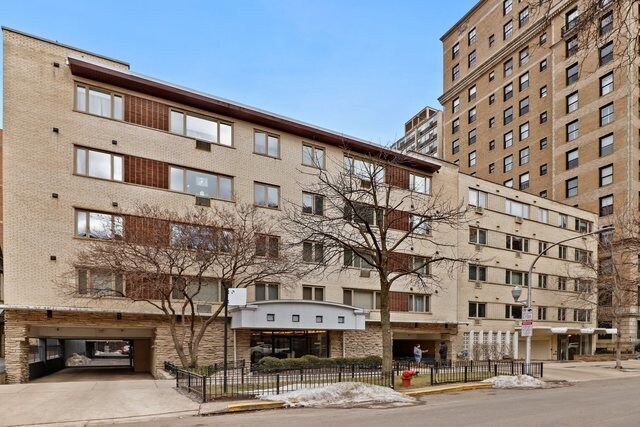 Primary Photo - 426 W Barry Ave