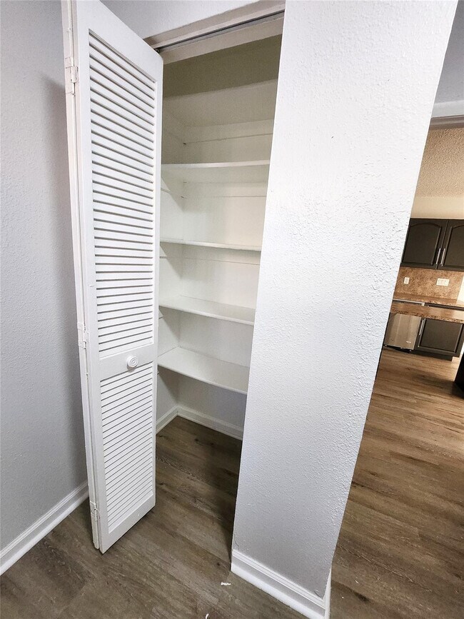 Building Photo - 513 S Ocean Dr