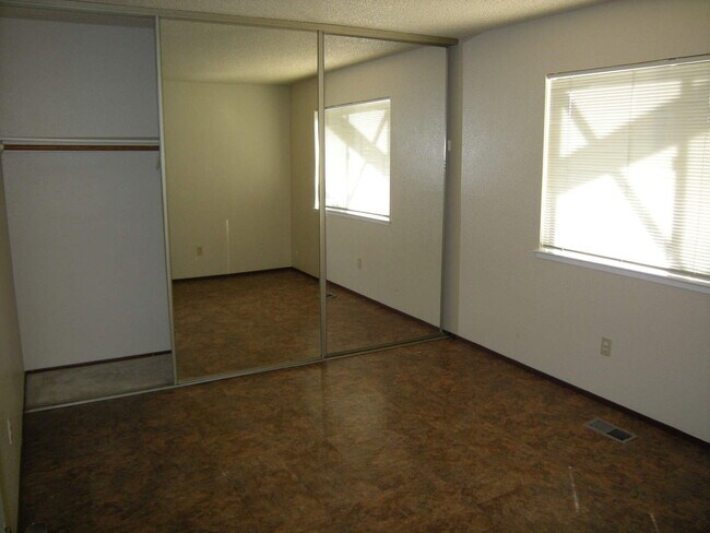 Building Photo - Lovely duet with easy access to shopping a...