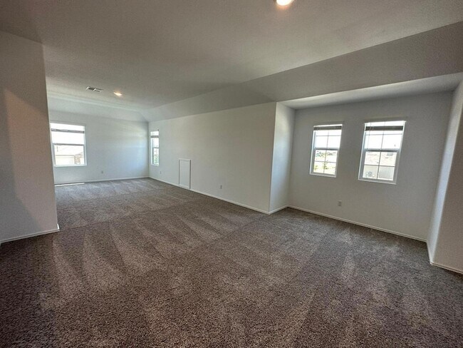 Building Photo - 425 Salt Springs Rd