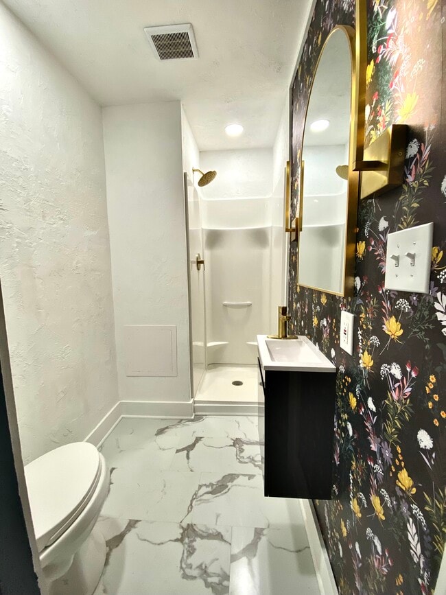 Building Photo - 2200 Richmond Ave