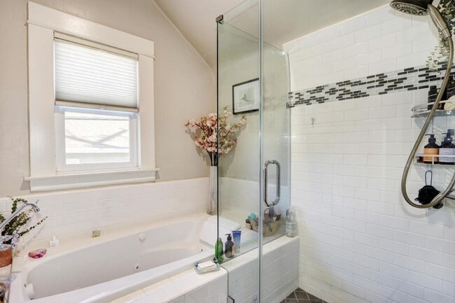 Building Photo - Beautifully Renovated 5 Bedroom Midtown Home