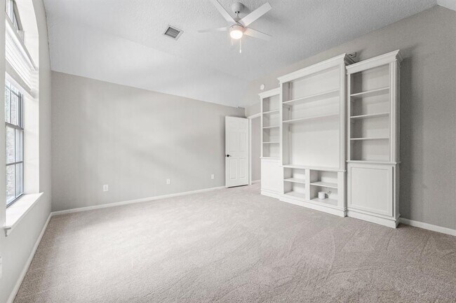 Building Photo - 6 Woodmere Pl