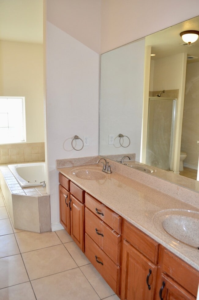 Building Photo - Rare custom stucc home 3 bed 2 bath