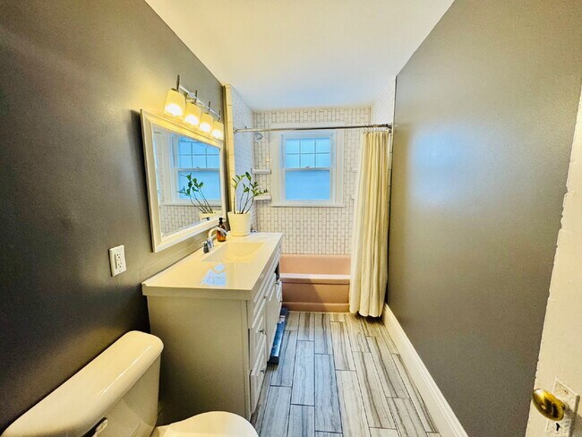 Building Photo - "Spacious 6-Bedroom Gem with Gleaming New Hardwood Floors in Minneapolis!"