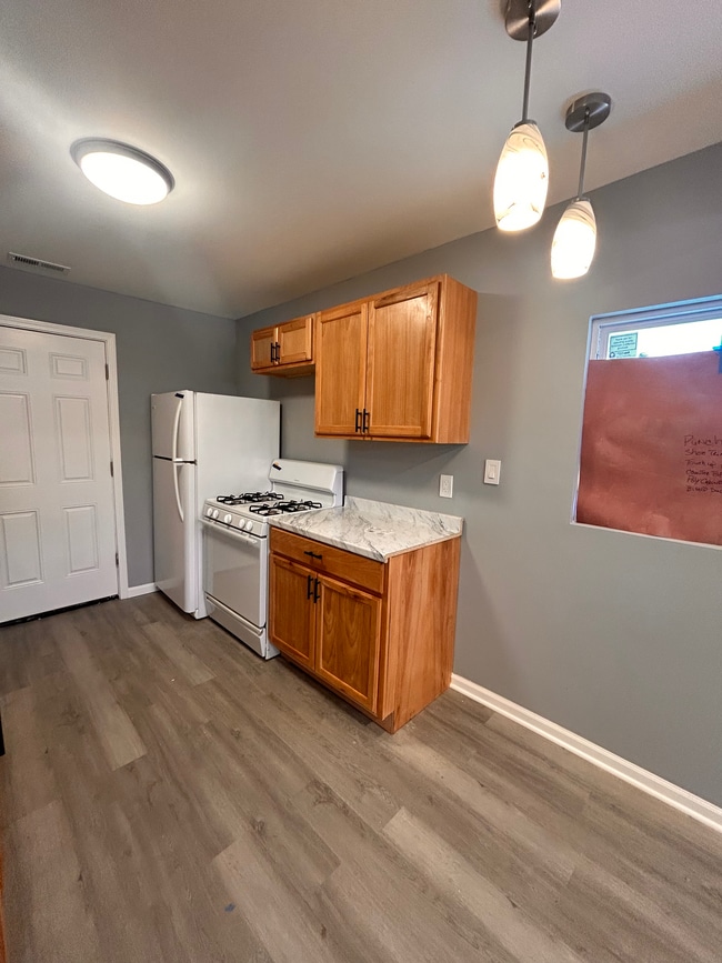 Building Photo - 2025 Central Dr