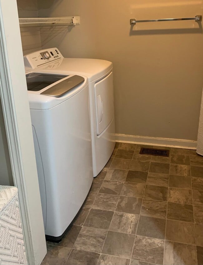 Building Photo - 284 Robert Sands Rd