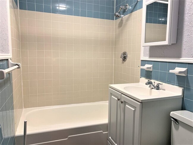 Building Photo - 25 Bradbury St