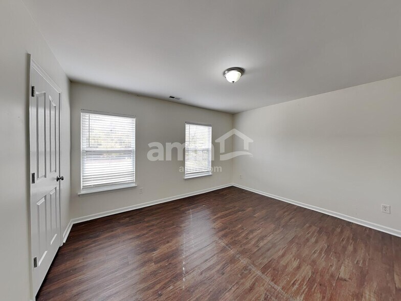 Building Photo - 267 Flanders Dr