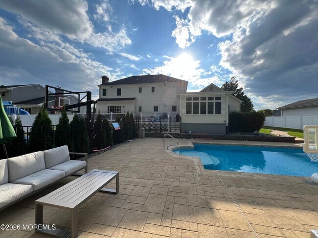 Building Photo - 8 Ridge Rd