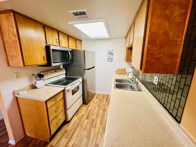 Building Photo - Inviting Gated Community Townhome—Jess Ranch 55+