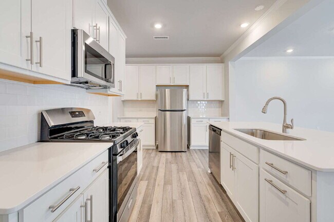 Building Photo - End-unit 3 bedroom townhome with Screened Porch!