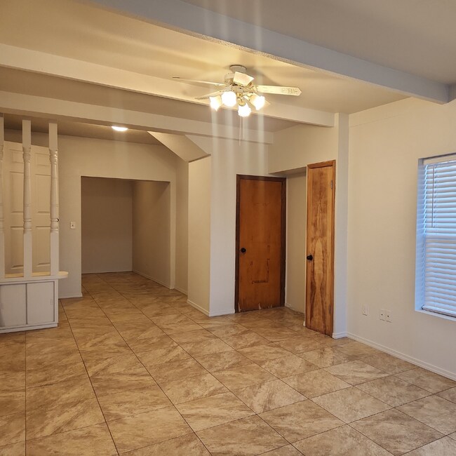 Building Photo - 911 W Leola St