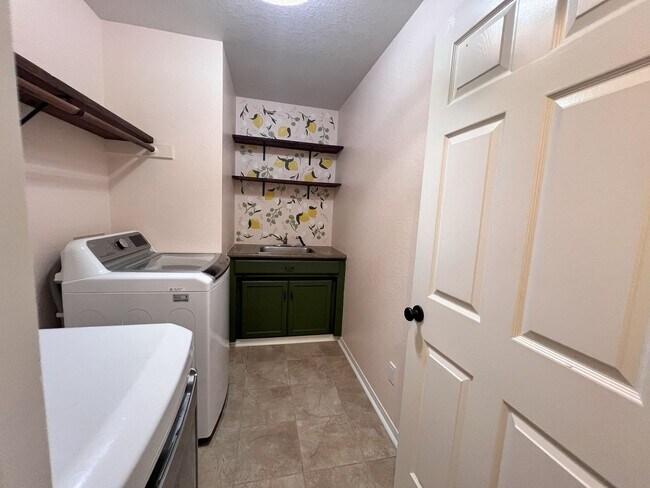Building Photo - Gorgeous Craftsman home in well establishe...