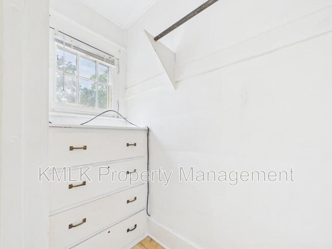 Building Photo - 137 Conger Ave