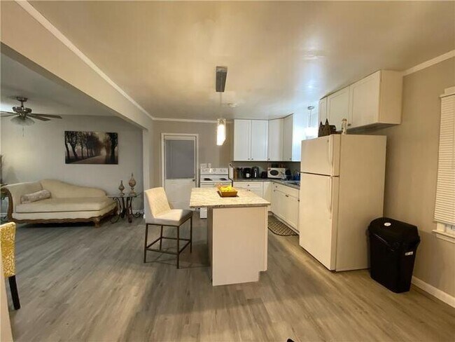Building Photo - Spacious 3 Bedroom Ranch Home, Completely ...