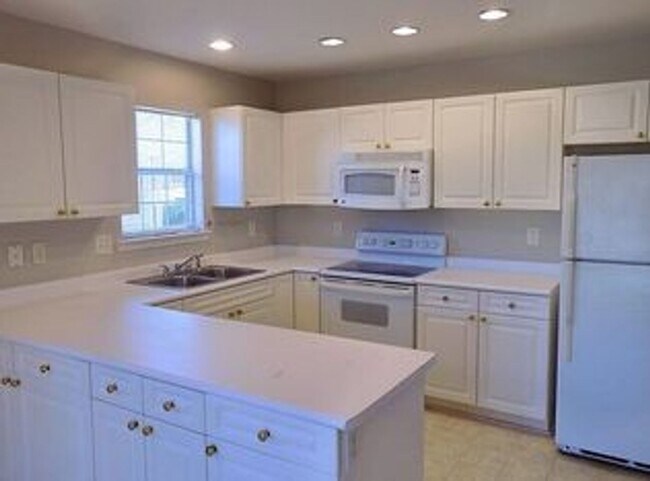 Building Photo - Spacious Condo with Expansive Pond Views