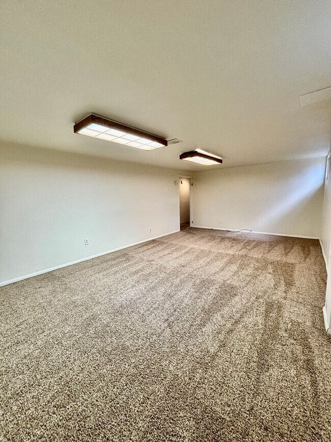 Building Photo - Expansive 5-Bedroom Home with Modern Comfort & Flexible Living Space! Available Now!!