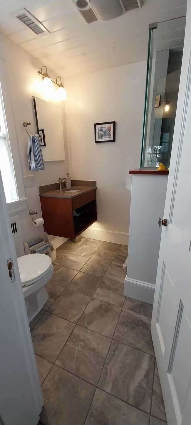 Building Photo - 10 Pine Point Rd