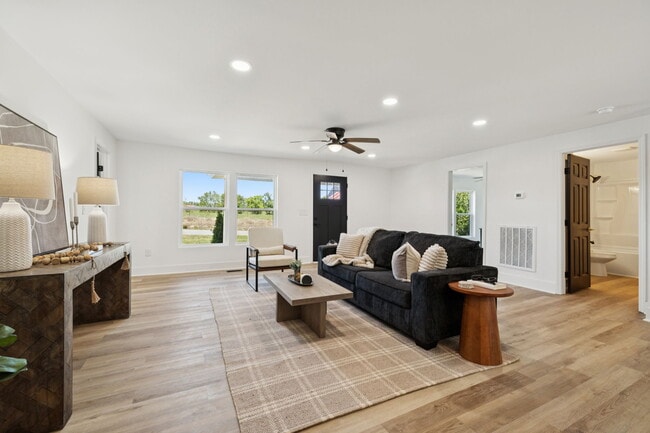 Building Photo - 934 Old Rome Pike