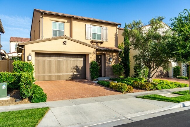 Building Photo - Thoughtfully Renovated 3 Bed, 2.5 Bath Sin...