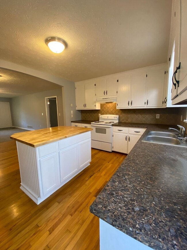 Building Photo - OCONEE COUNTY - Cute 2 bedroom 1.5 bath ho...