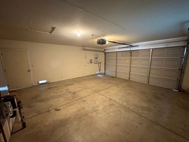 Building Photo - Charming home with Pool in Tulare Rent Ready!