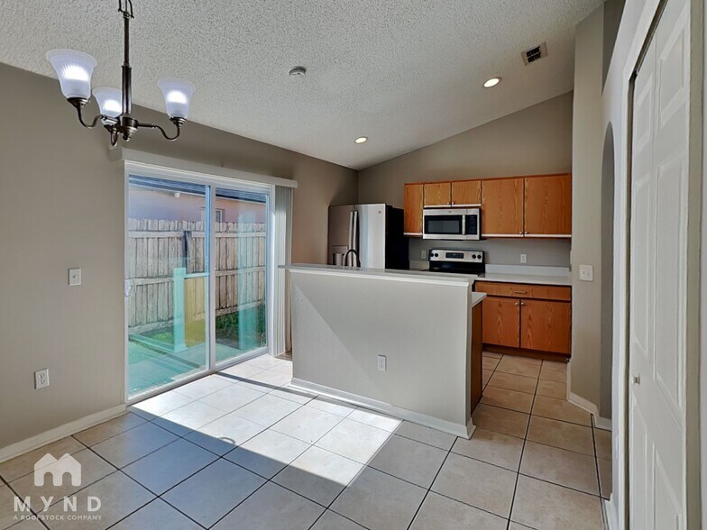 Building Photo - 5704 English Oak Dr S