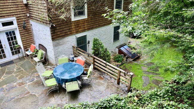 Building Photo - 19 Gaylord Dr N