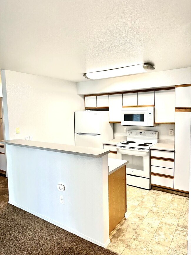 Building Photo - Love where you live in this 2 bedroom 2 bathroom 1st floor apartment!