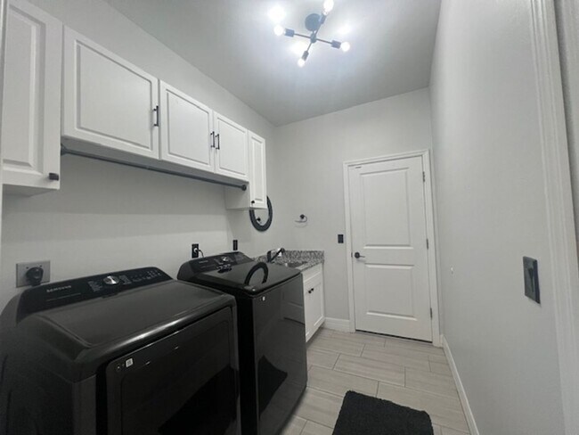 Building Photo - Stunning furnished Pool Home for Rent in N...