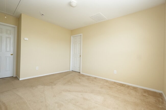 Building Photo - Beautiful 3BR, 2.5BA Home Situated On a Cu...