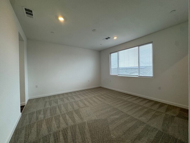 Building Photo - 997 Pioneer Dr W