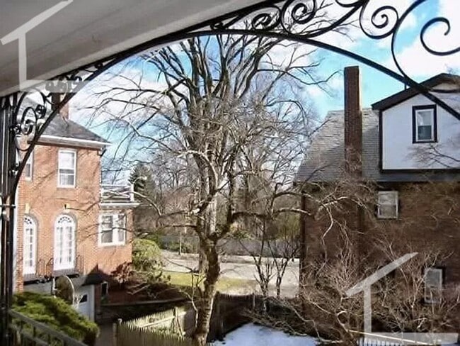 Building Photo - Single-Family House, Garage Parking, Central Heat/AC, In-Unit Washer and Dryer