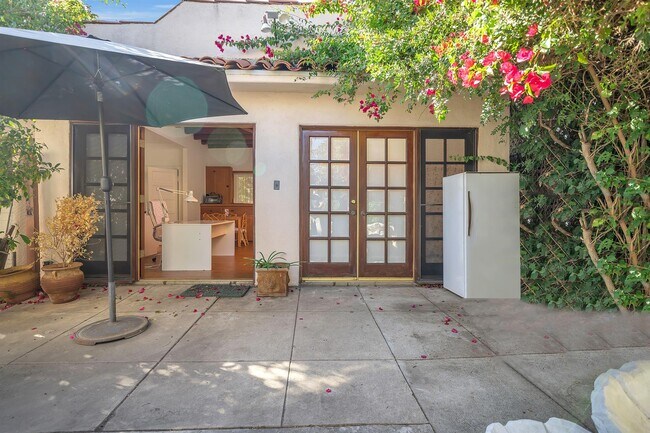 Studio guest house - 609 S Highland Ave