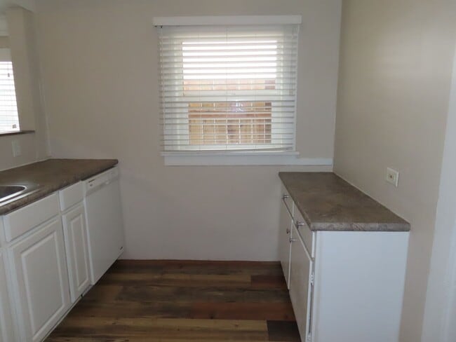 Building Photo - Quaint 2 Bed/ 1 Bath Home In Desirable Springfield !