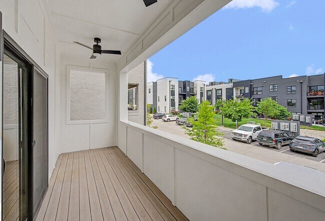 Building Photo - Stunning 3BR/3.5BA contemporary condo in the heart of Wedgewood-Houston!