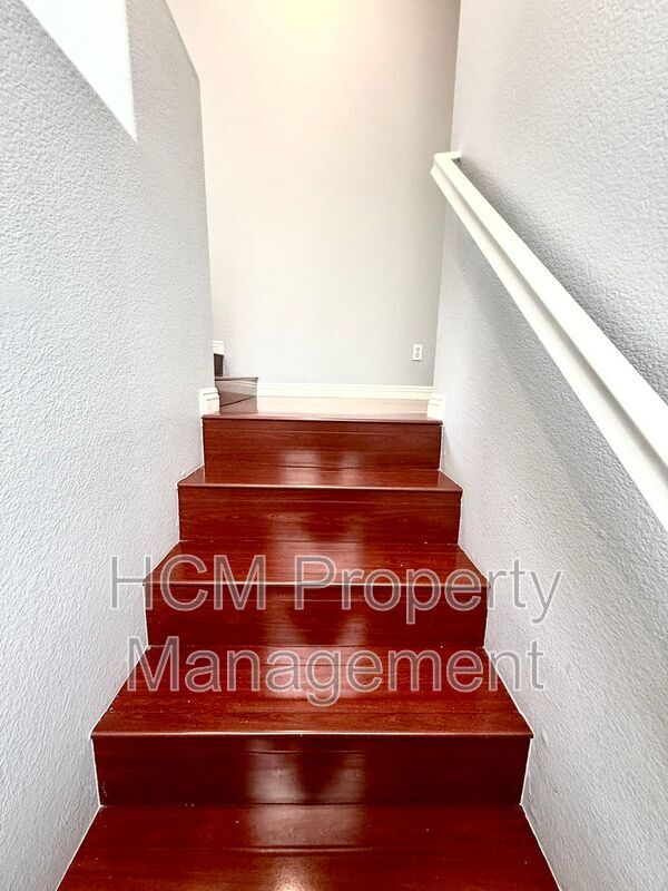Building Photo - 301 N Navarette Pl