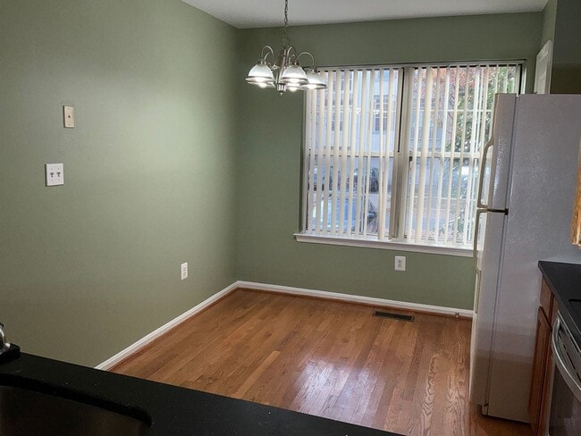 Building Photo - Beautiful 3BR 3.5BA 3 level townhome locat...