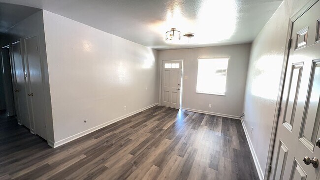Building Photo - Remodeled 3-bedroom!  Housing accepted!