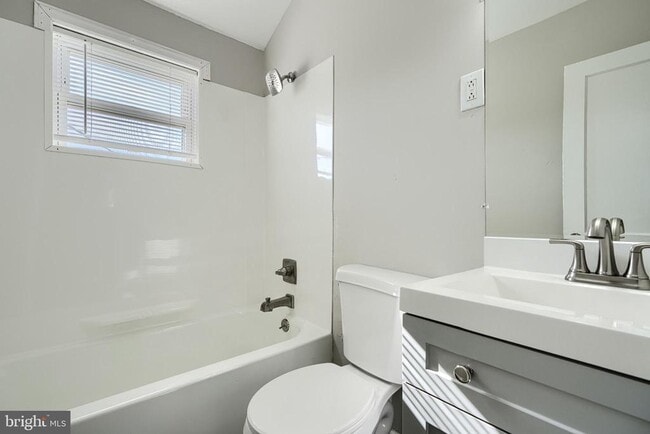 Building Photo - 817 N Marlyn Ave