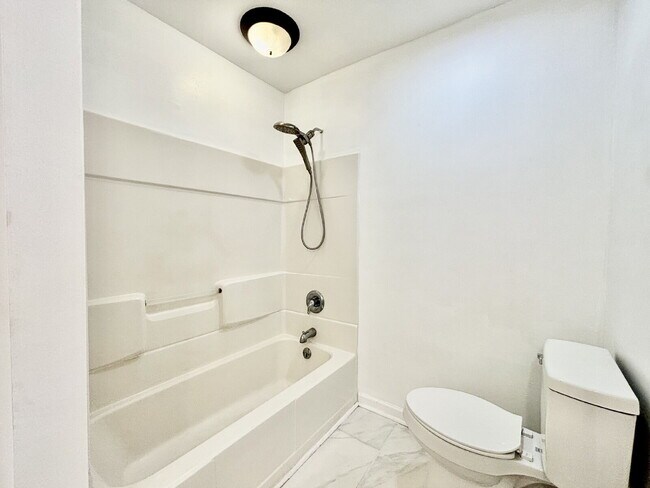 Building Photo - Gorgeous Updated Home in Virginia Beach!