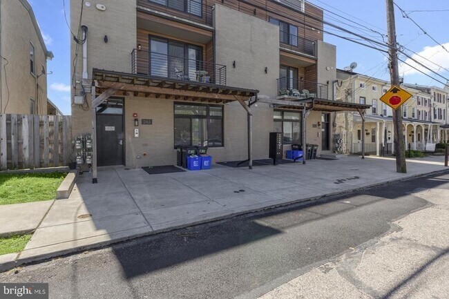 Building Photo - 385 Martin St