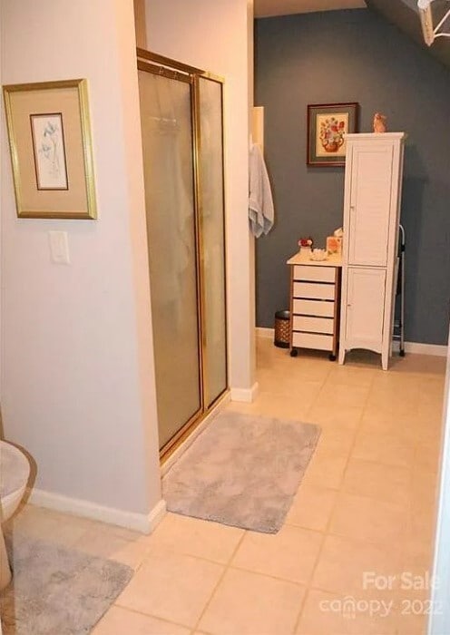 Full Bath - 1st FL - 8008 Appaloosa Ln