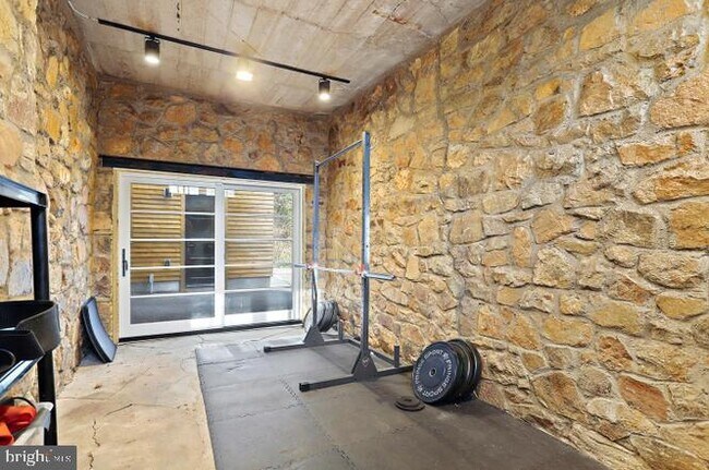 Building Photo - 2347 S Arlington Ridge Rd