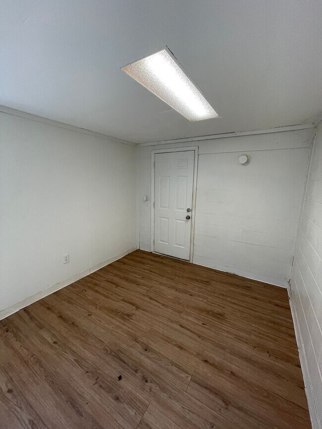 Building Photo - 402 N 6th Ave