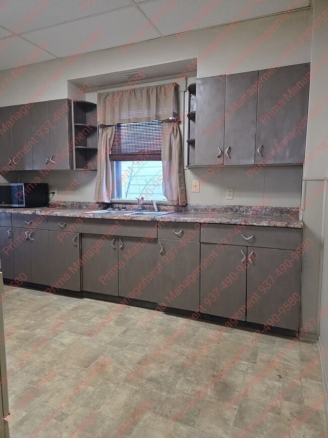 Building Photo - Great 2 bedroom w/detached garage near UD and Miami Valley Hospital!