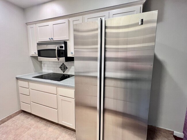 Building Photo - $1,850 Blackstone & Sierra, 2 Bed Condo + ...