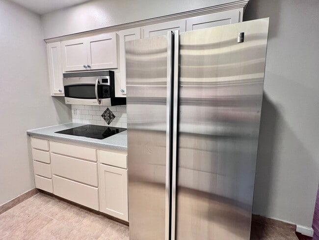 Building Photo - $1,995 Blackstone & Sierra 2 Bedroom Condo...